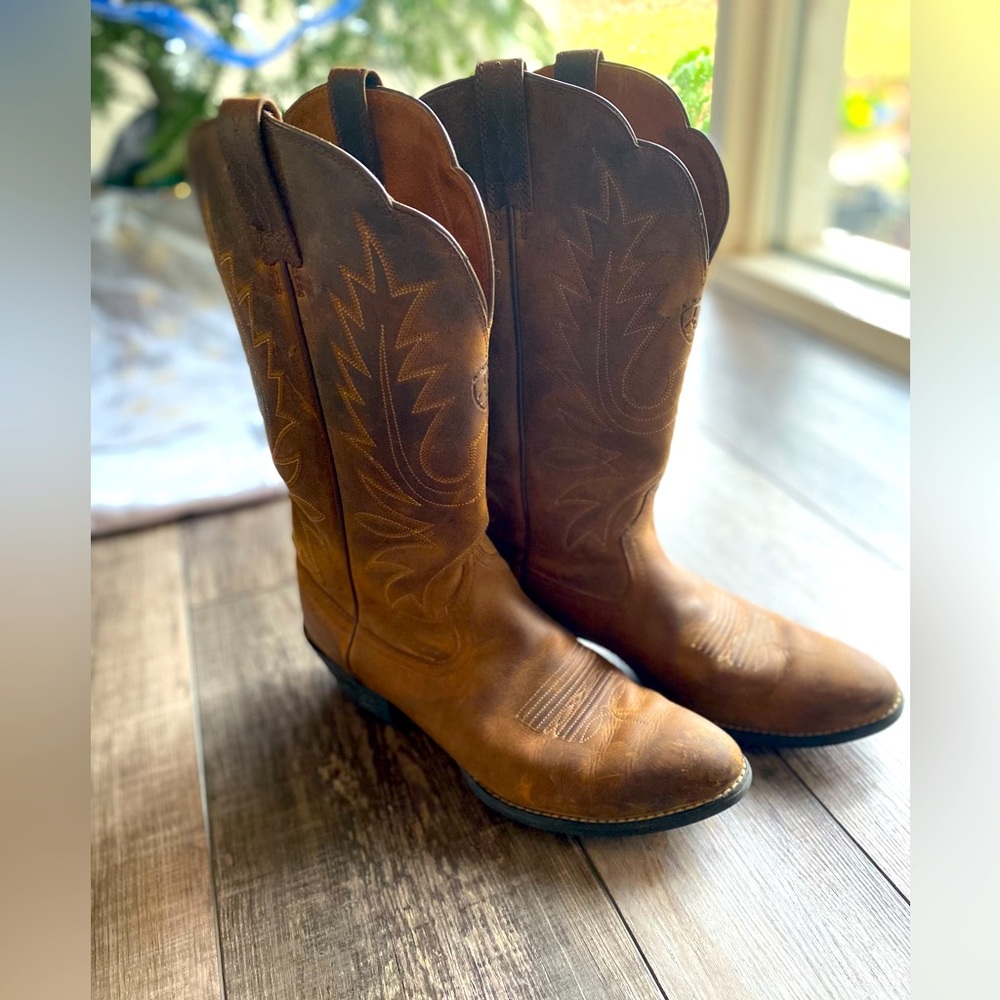Ariat women's size 8.5M leather stitched cowgirl boots 1" heel